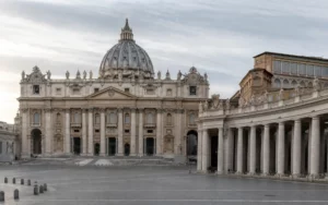Exterior da Basílica de São Pedro, no Vaticano, em luz natural discreta