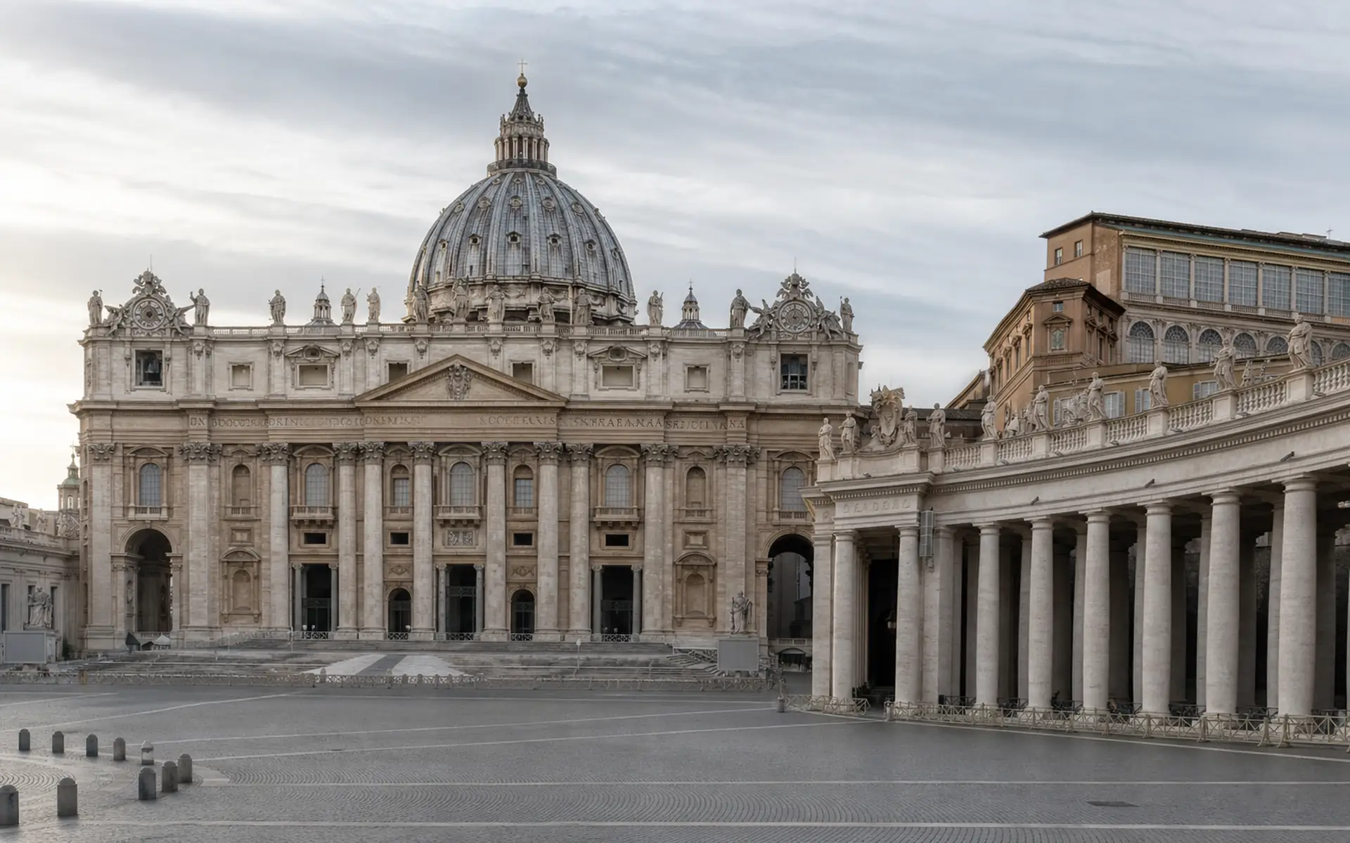Exterior da Basílica de São Pedro, no Vaticano, em luz natural discreta
